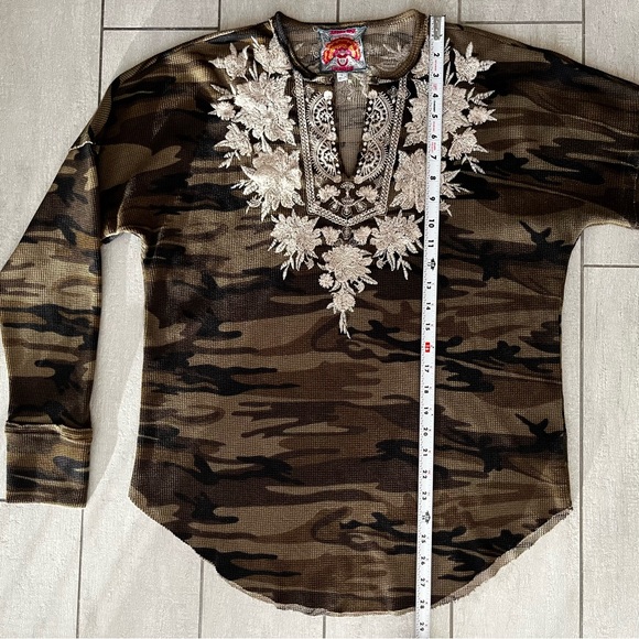 Johnny Was Christina Cotton Camouflage Floral Embroidered Raw Hem Top Size Large - Picture 12 of 13